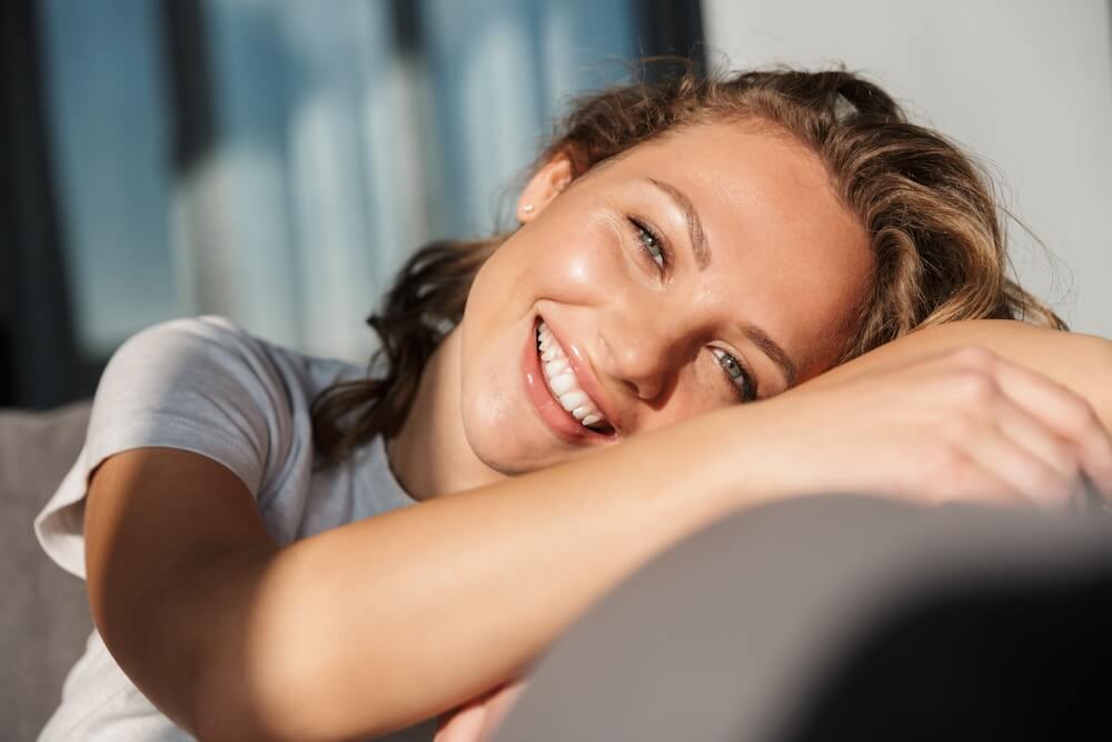 Cosmetic Crowns vs. Porcelain Veneers: When to Choose Each